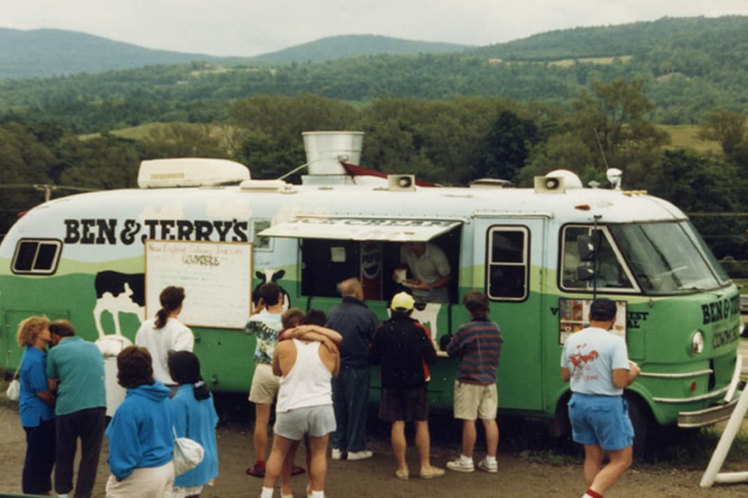 Ben & Jerry's Cow-bus met mensen die in de rij staan